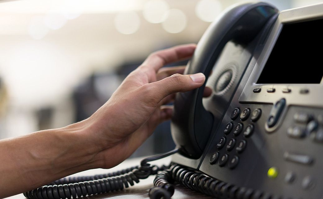 Hånd på en telefon